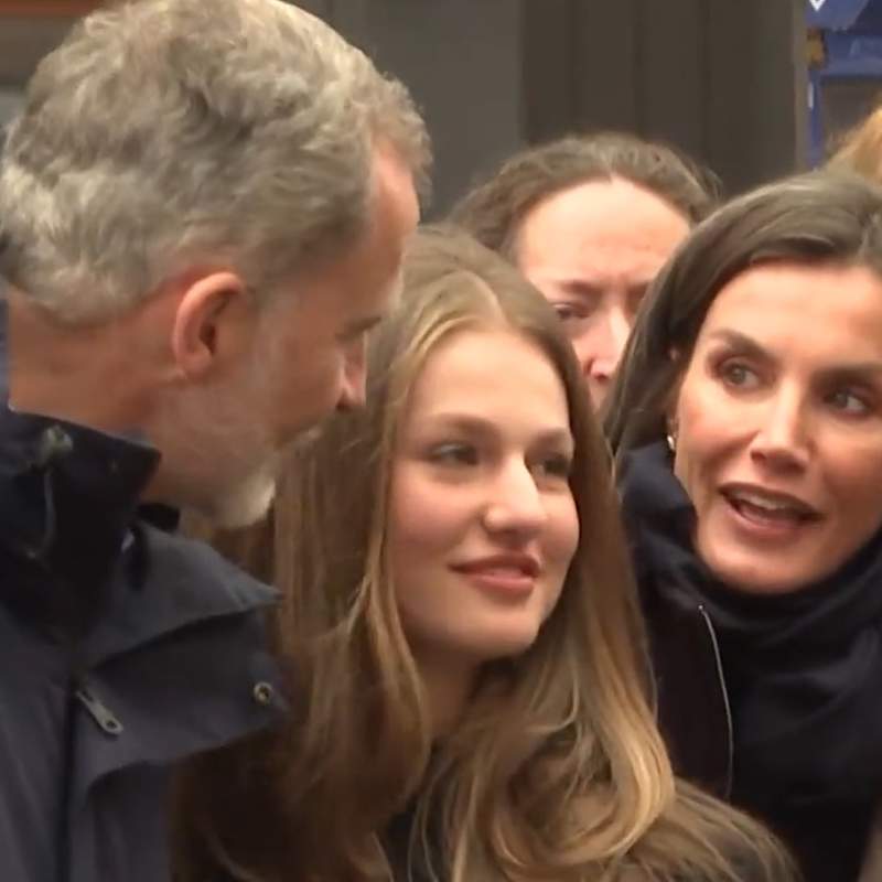 Los gestos de complicidad de Felipe y Letizia con sus hijas Leonor y Sofía durante su aparición sorpresa en Madrid