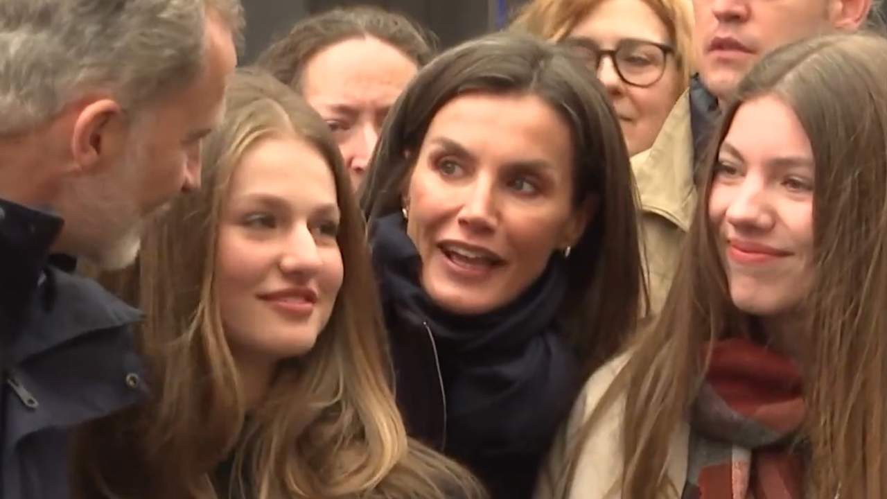 Los gestos de complicidad de Felipe y Letizia con sus hijas Leonor y Sofía durante su aparición sorpresa en Madrid