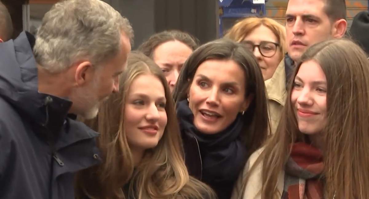 Los gestos de complicidad de Felipe y Letizia durante su salida privada con sus hijas, Leonor y Sofía