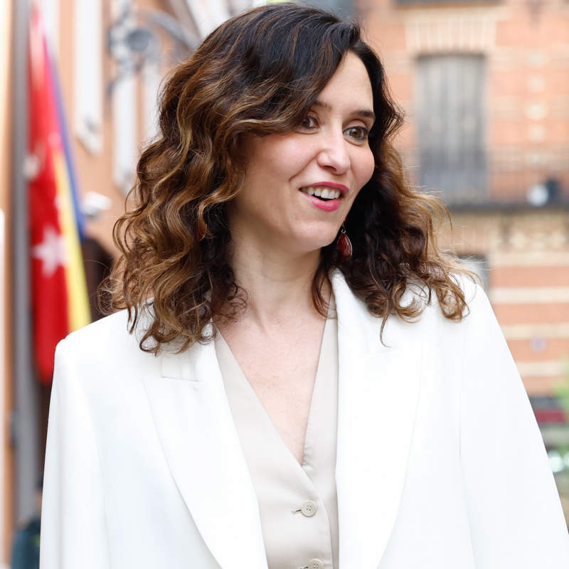 Isabel Díaz Ayuso reinventa su traje blanco más elegante con la prenda tendencia entre las mujeres +40 que mejor visten