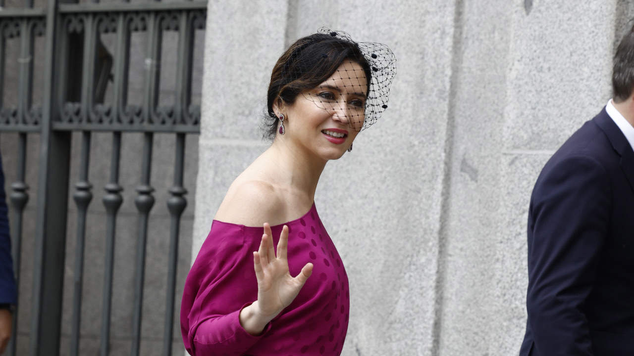 El vestido de invitada de Isabel Díaz Ayuso en la boda de Almeida, ideal para primavera: disimula brazos y de color tendencia