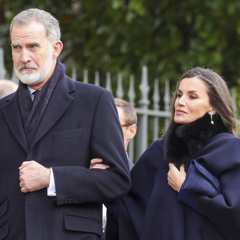 Los 3 motivos de la ausencia de los reyes Felipe y Letizia a la boda de José Luis Martínez Almeida y Teresa Urquijo