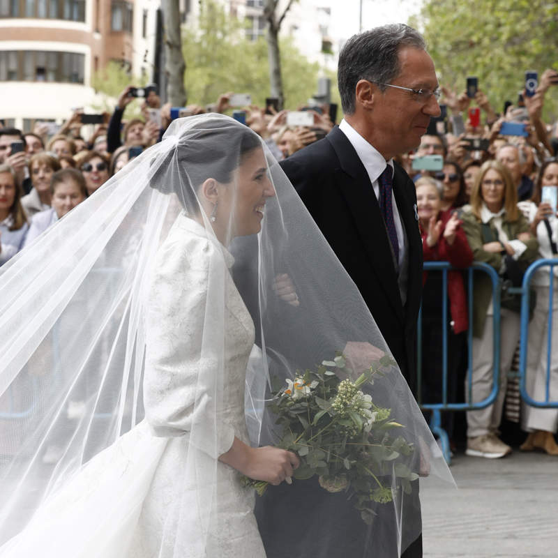 Teresa Urquijo fascina con su vestido de novia en su boda con José Luis Martínez Almeida: de corte clásico, con bordados y cola espectacular