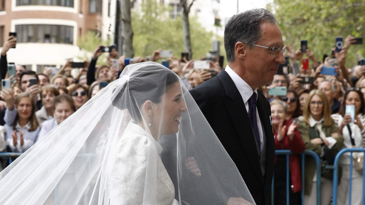 Teresa Urquijo fascina con su vestido de novia en su boda con José Luis Martínez Almeida: de corte clásico, con bordados y cola espectacular