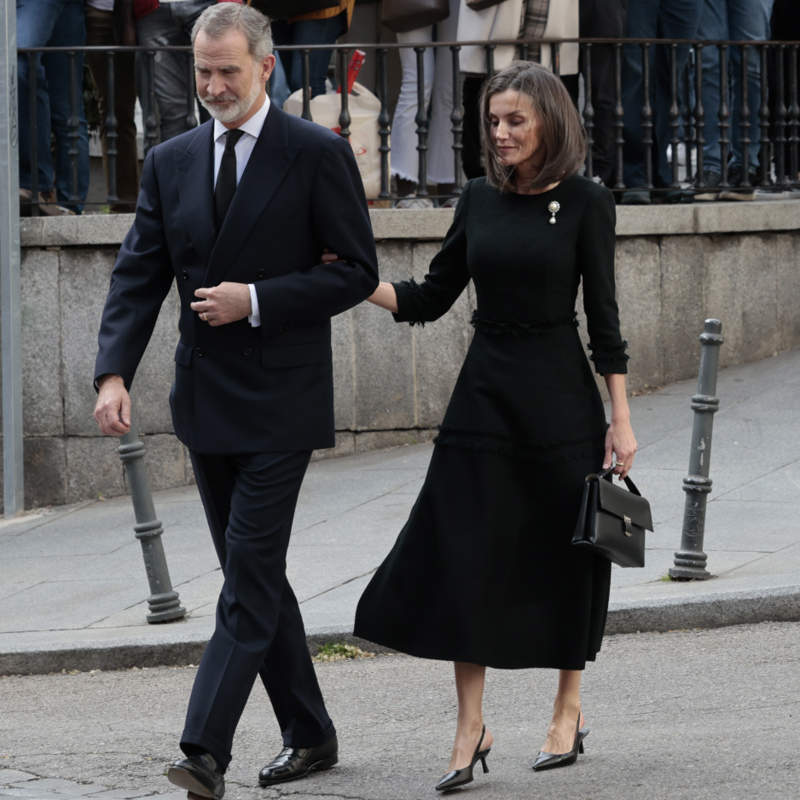 Los reyes Felipe y Letizia arropan a la desolada familia de su primo Fernando Gómez-Acebo en su funeral