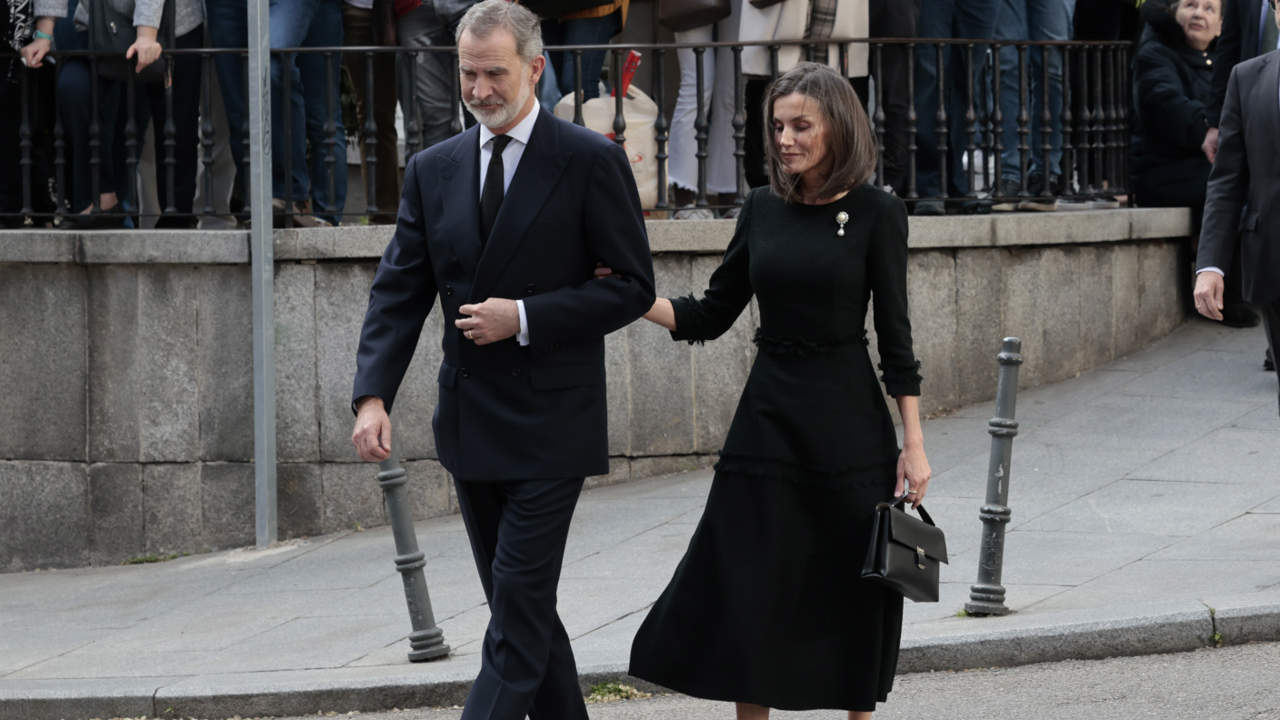 Los reyes Felipe y Letizia arropan a la desolada familia de su primo Fernando Gómez-Acebo en su funeral