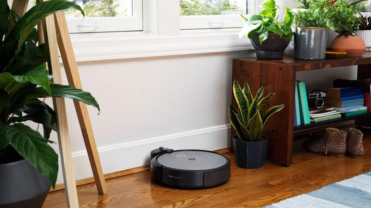 Este robot Roomba rebajado en Amazon está arrasando: lo enciende Alexa y detecta las zonas más sucias