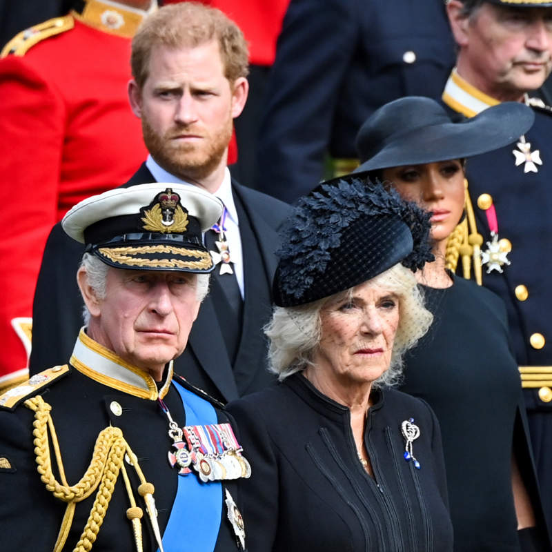 El inesperado (y significativo) gesto del rey Carlos III con su hijo Harry y Meghan Markle en su peor momento
