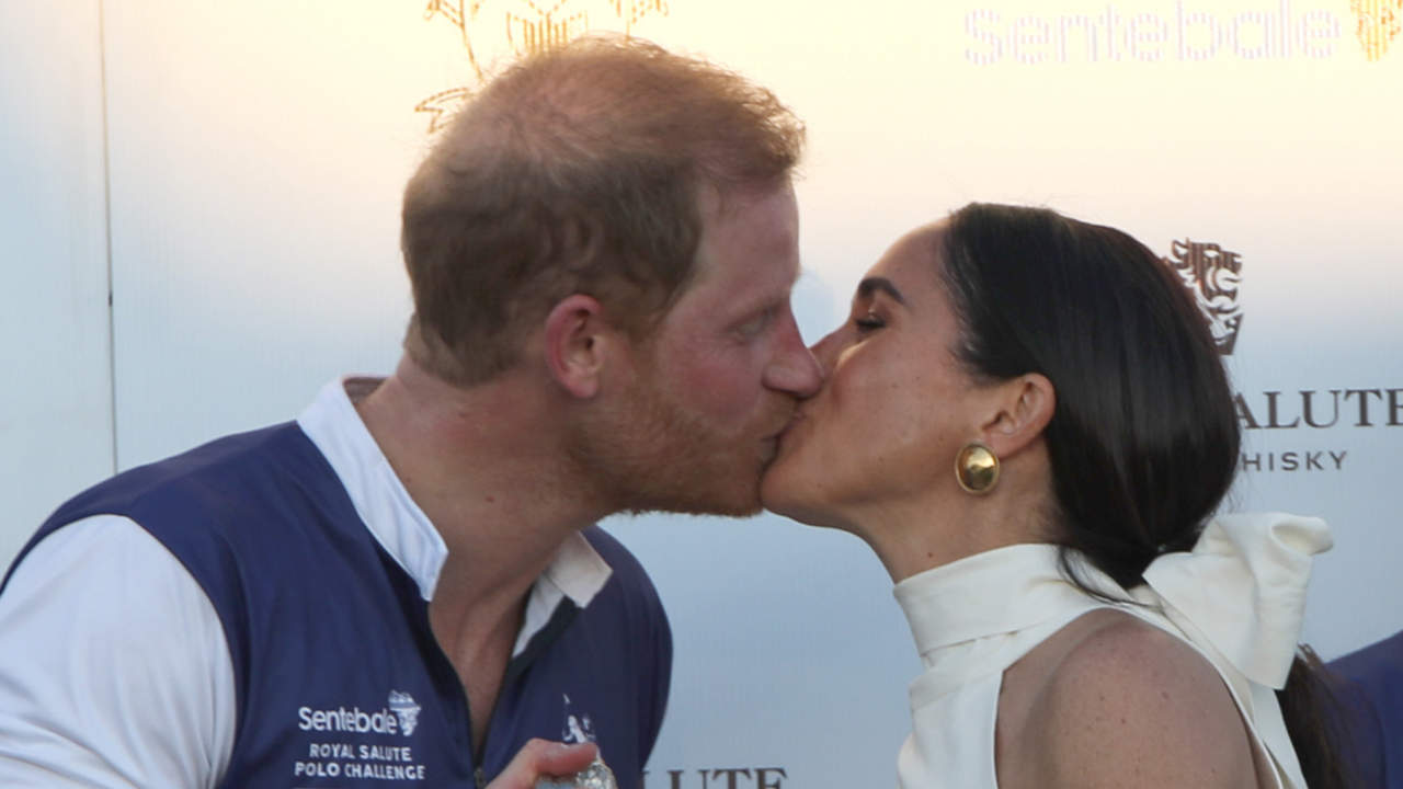 El beso de película del príncipe Harry y Meghan Markle: ajenos a la gran crisis de la casa real británica