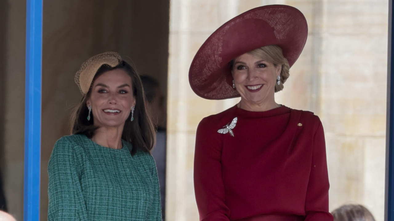 La reina Letizia derrocha elegancia con tocado, vestido de tweed y esmeraldas en su primer duelo de estilo con Máxima de Holanda