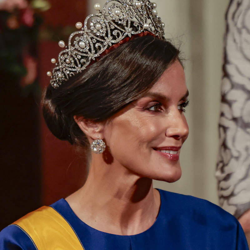 La reina Letizia brilla de gala con un vestido señorial de raso azul y la majestuosa tiara Rusa
