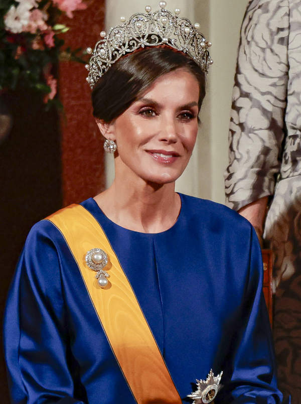 La reina Letizia brilla de gala con un vestido señorial de raso azul y la majestuosa tiara Rusa
