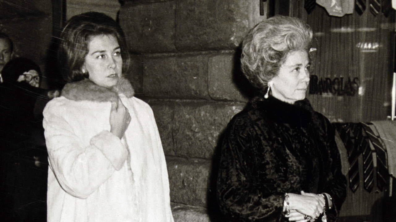 La reina Sofía junto a su madre Federica