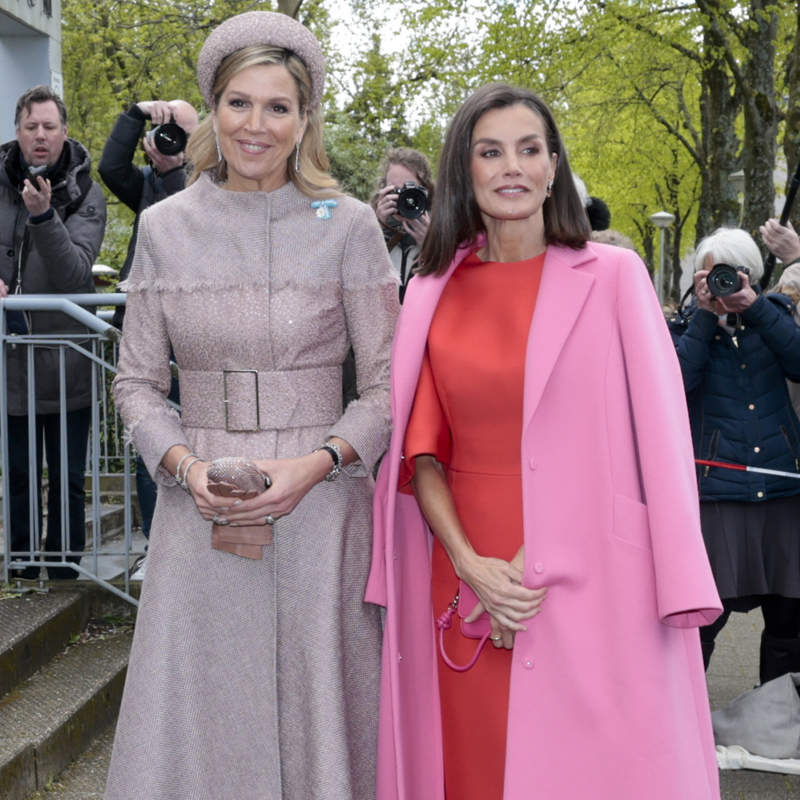 La reina Letizia triunfa en su nuevo duelo de estilo con Máxima de Holanda con un look color block con vestido comodín