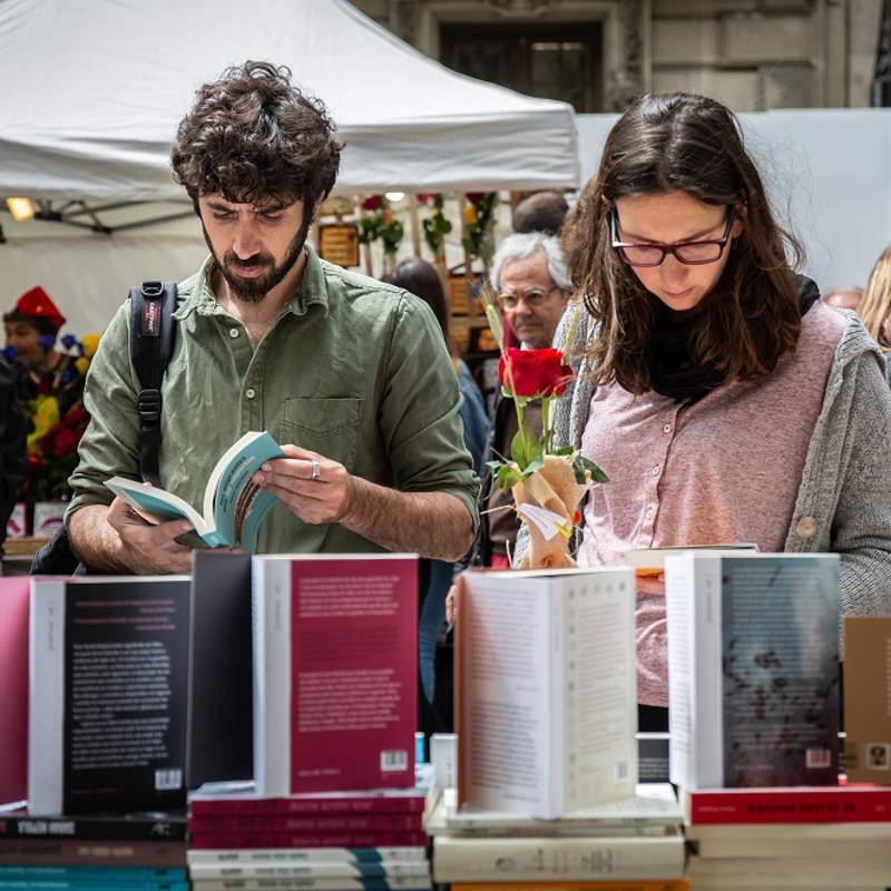 Por qué celebramos Sant Jordi: un origen más allá de libros y rosas