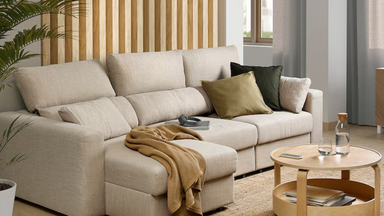 Renueva el salón ahorrando más de 300€: el sofá y los mejores muebles de la bajada de precios de IKEA