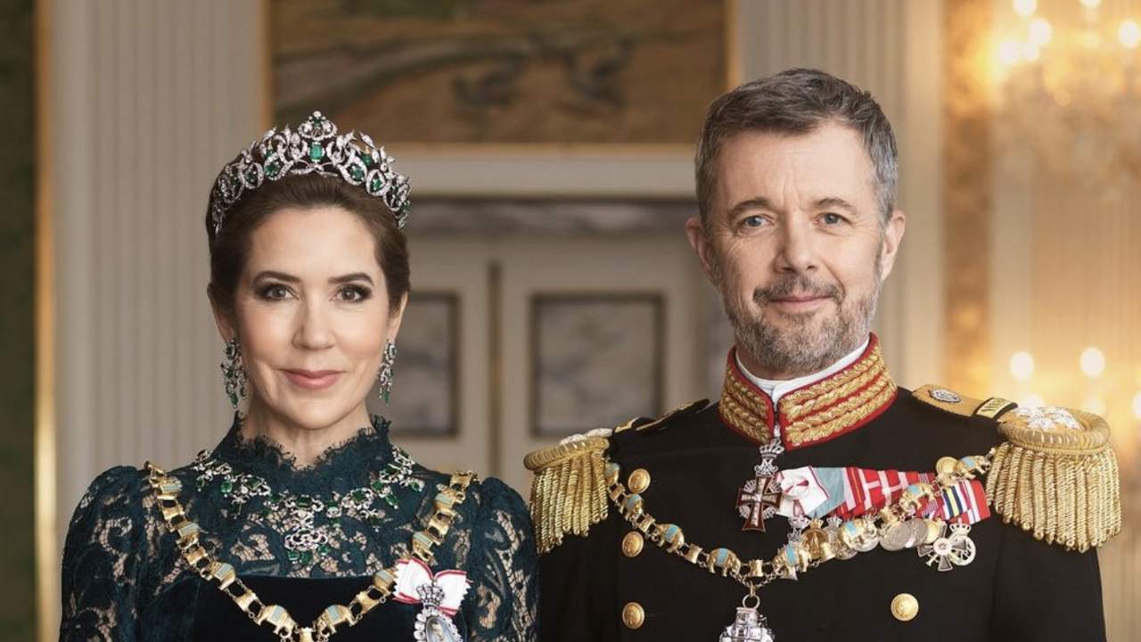 Los reyes Federico y Mary de Dinamarca estrenan fotos oficiales repletas de detalles simbólicos con guiños especiales