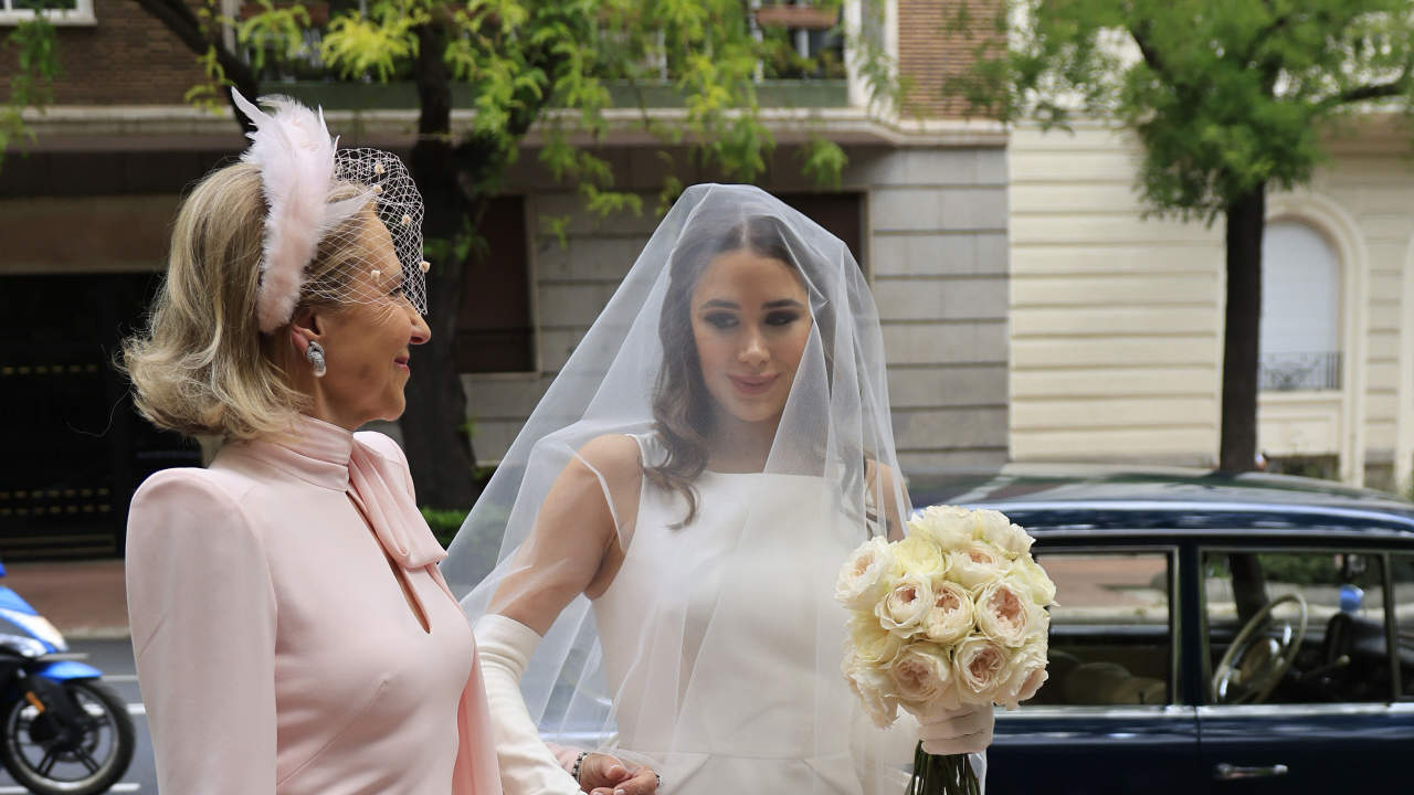 Eugenia Gil enamora con su original vestido de novia en su boda con Javier García-Obregón: sin mangas y con lazada