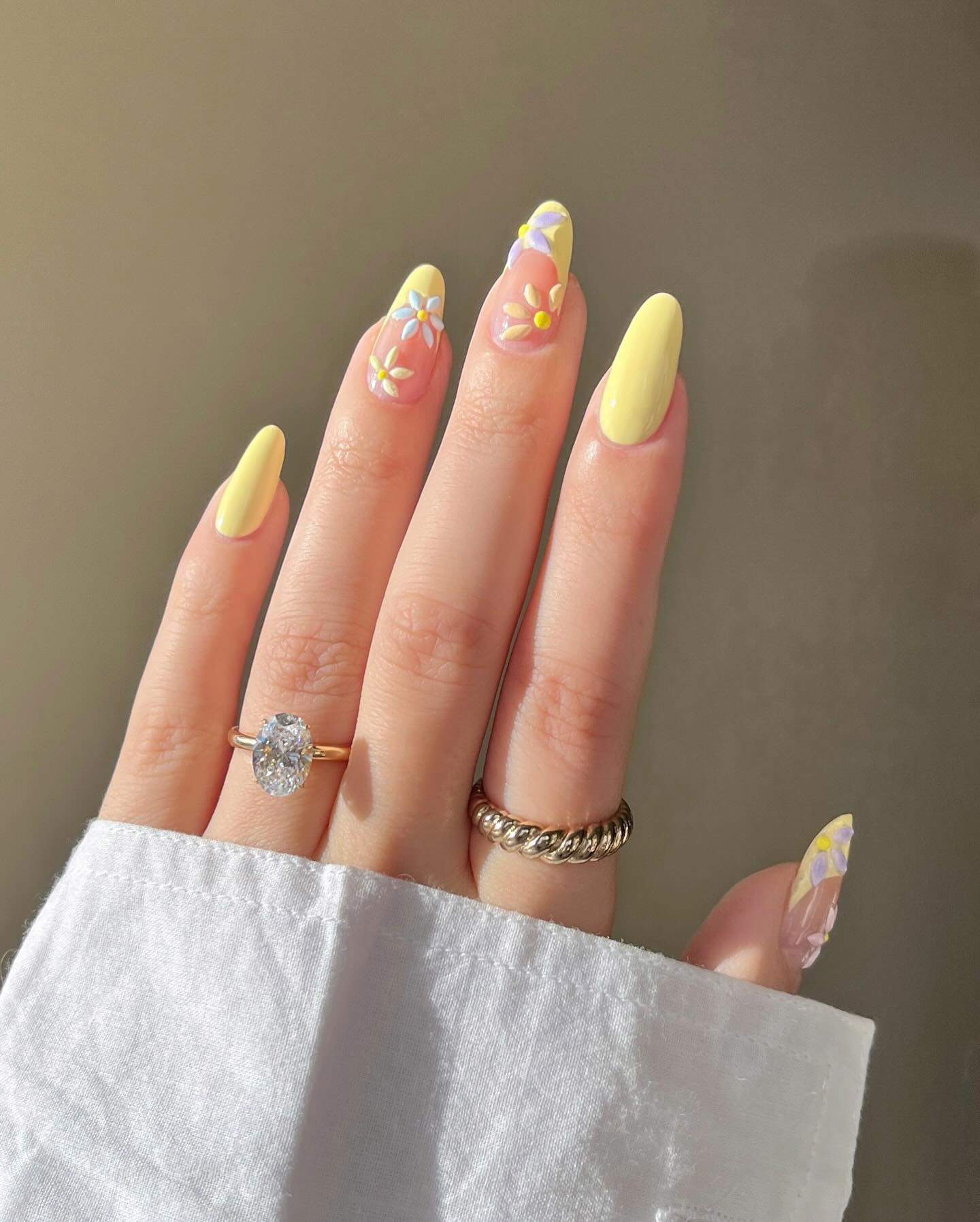 Ideas uñas primavera/verano 2024: butter nails florales