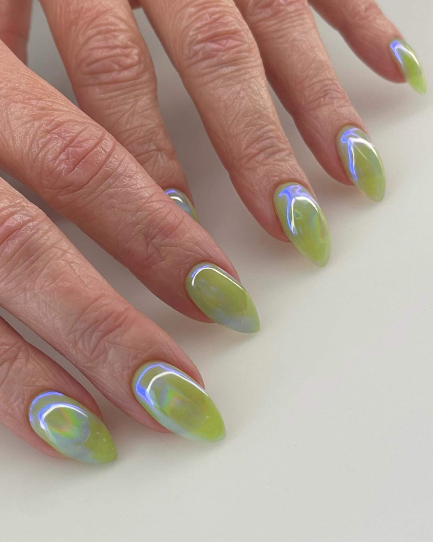 Ideas uñas primavera/verano 2024: matcha latte nails