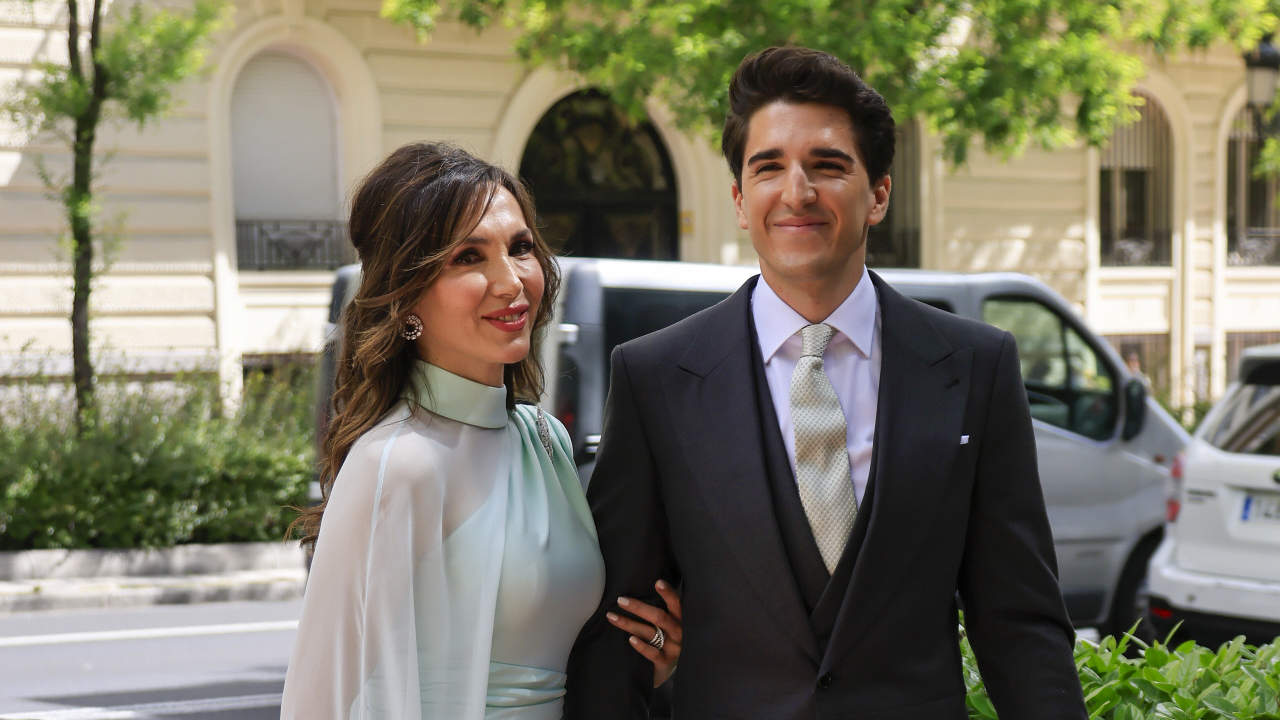 Paloma Lago, radiante con su vestido de madrina en la boda de su hijo: con capa y del color tendencia para invitadas