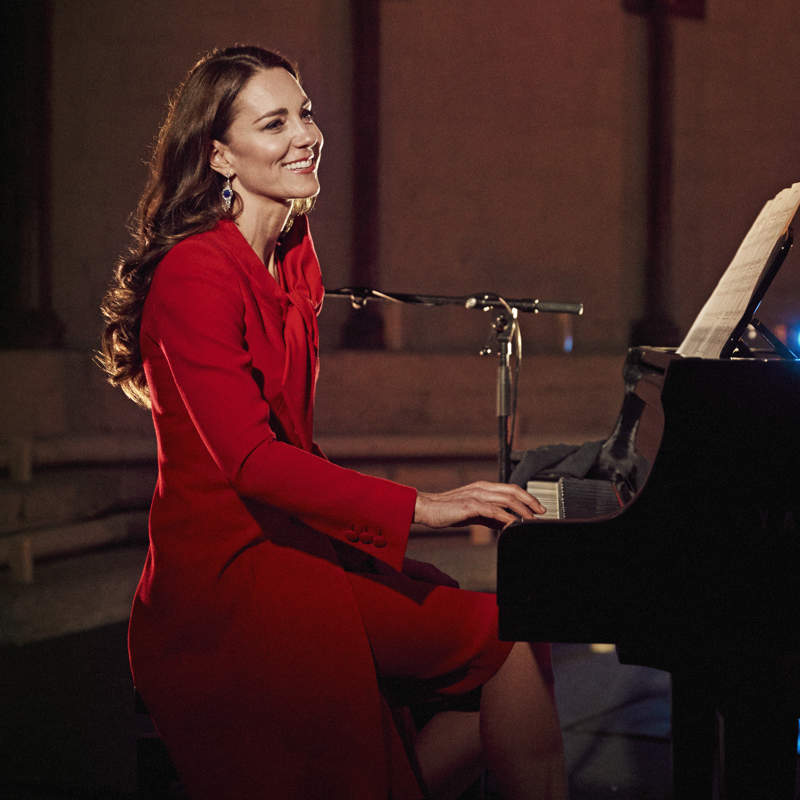 Kate Middleton tocando el piano.