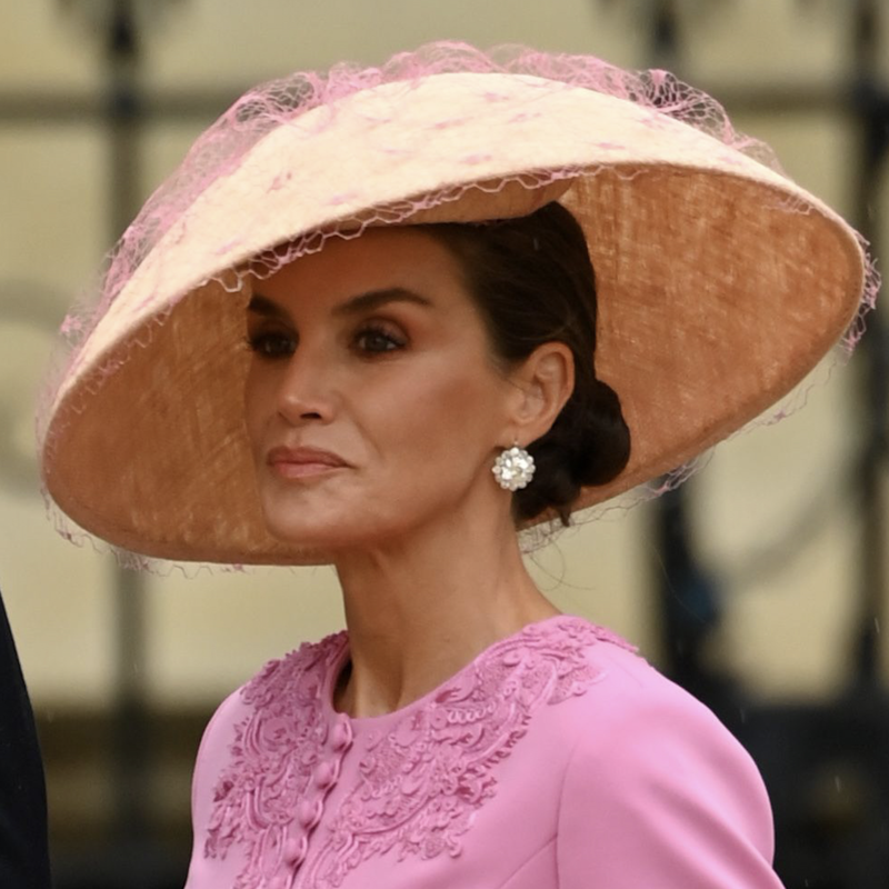 Recordamos el look más icónico y triunfal de la reina Letizia en el primer aniversario de la Coronación de Carlos III 