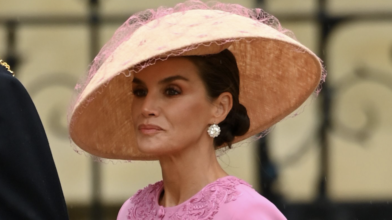 Recordamos el look más icónico y triunfal de la reina Letizia en el primer aniversario de la Coronación de Carlos III 