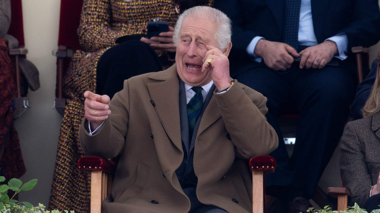 El rey Carlos III, distendido, relajado y entre risas al retomar una de sus grandes aficiones tras su convalecencia