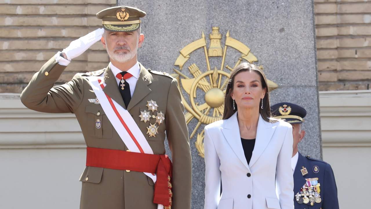 La prensa británica califica a la reina Letizia con una palabra tras el reencuentro con su hija Leonor en Zaragoza