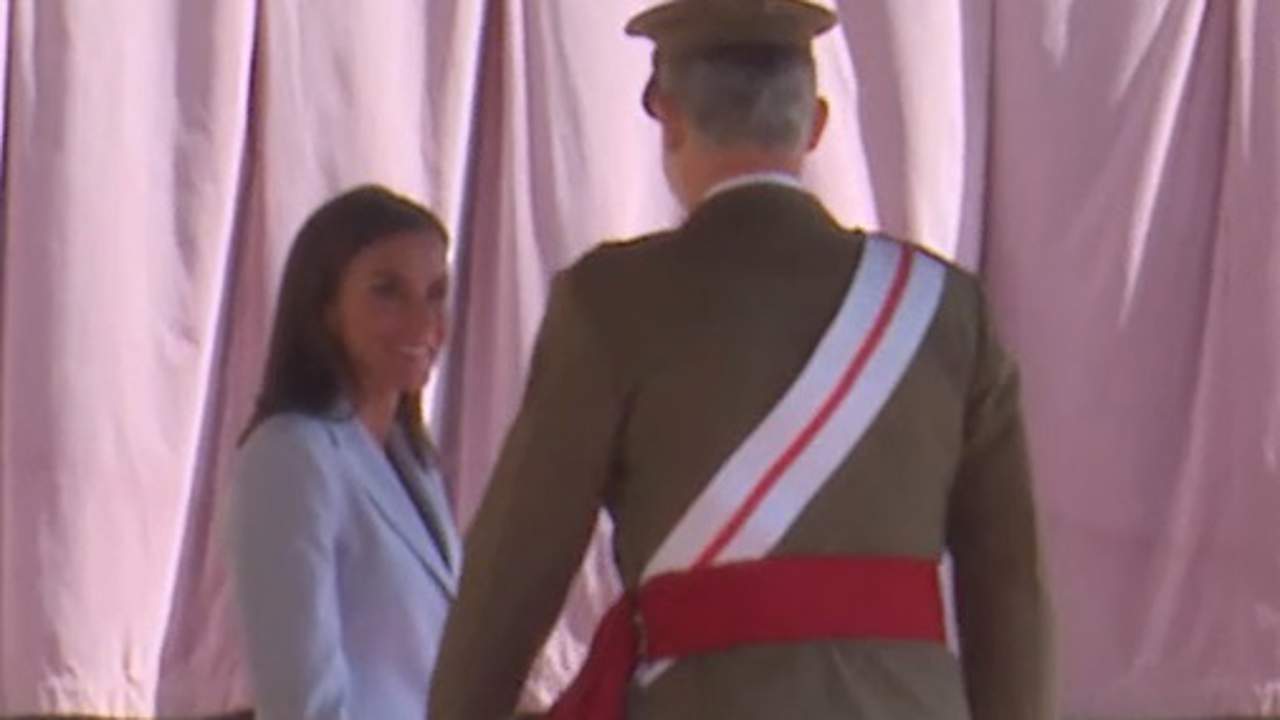 La admiración de la reina Letizia por su marido, el rey Felipe VI, al verle jurar la bandera