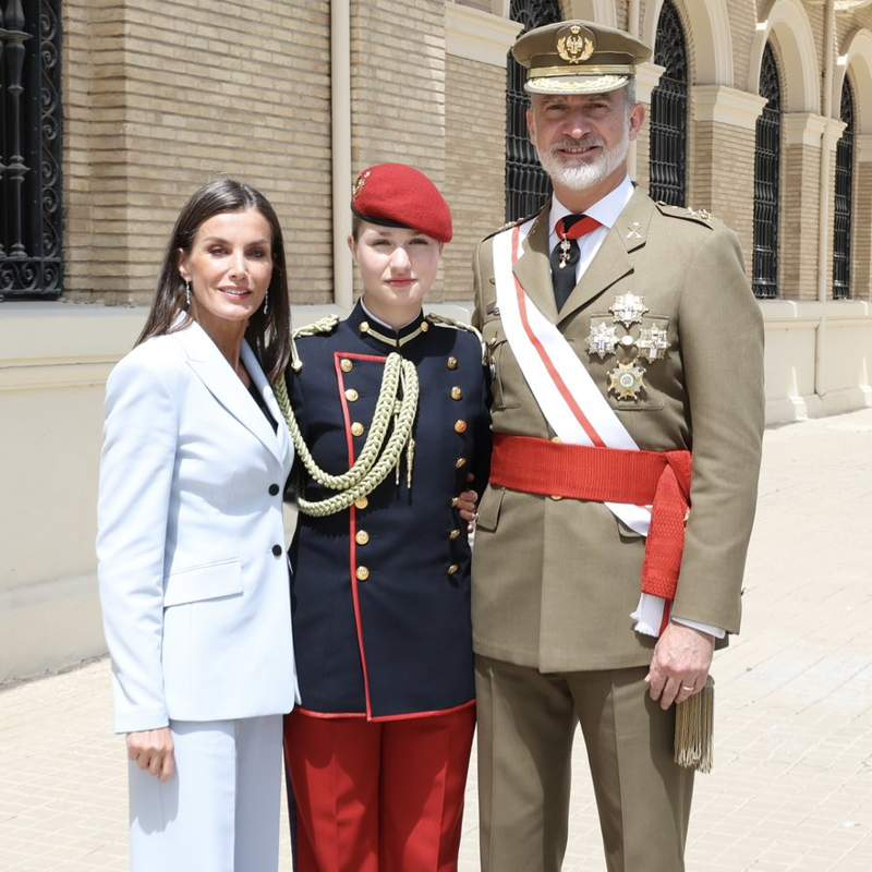 Los simbólicos mensajes de la fotografía inédita del reencuentro privado de Felipe y Letizia con la princesa Leonor durante la jura de bandera