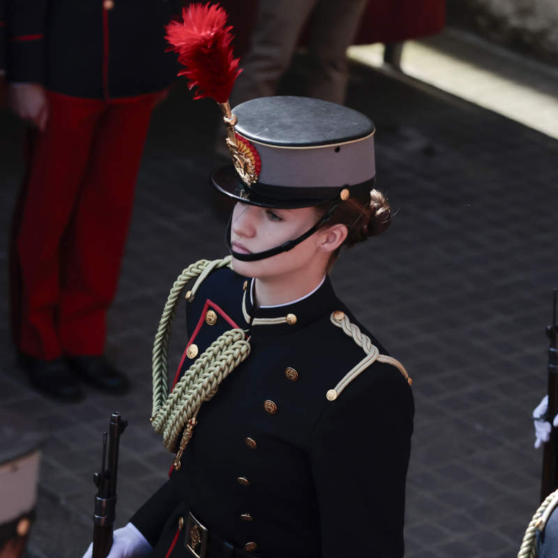 Con aplomo, orgullo y de uniforme: la princesa Leonor, la mejor testigo de la jura de bandera del rey Felipe en Zaragoza