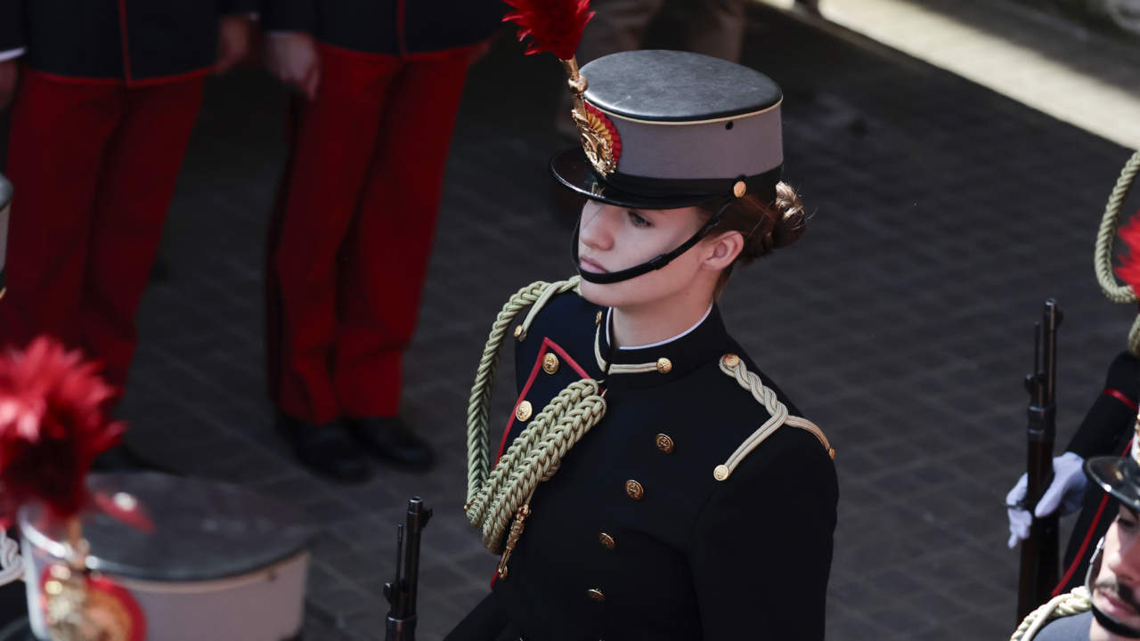 La princesa Leonor, la mejor testigo de la jura de bandera del rey Felipe en Zaragoza: con aplomo, orgullo y de uniforme