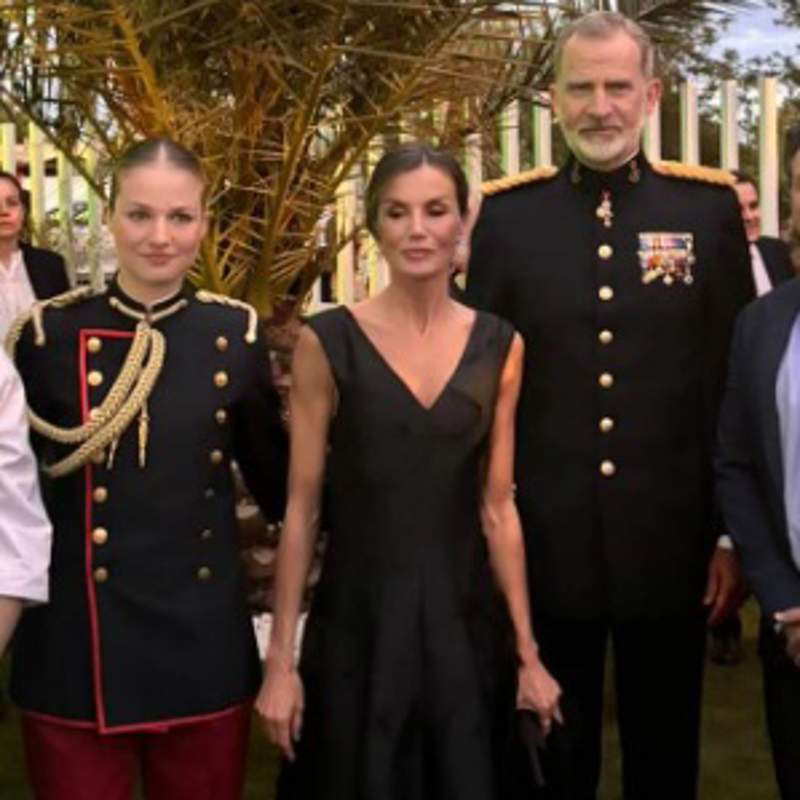 La reina Letizia triunfa con un total look black para el plan privado con Felipe VI y la princesa Leonor tras la jura de bandera en Zaragoza