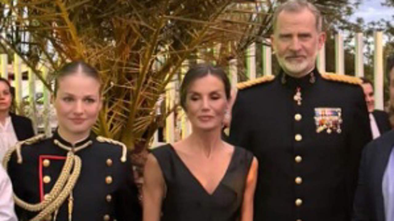La reina Letizia triunfa con un total look black para el plan privado con Felipe VI y la princesa Leonor tras la jura de bandera en Zaragoza