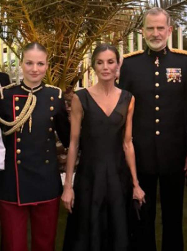 La reina Letizia triunfa con un total look black para el plan privado con Felipe y Leonor tras la jura de bandera en Zaragoza
