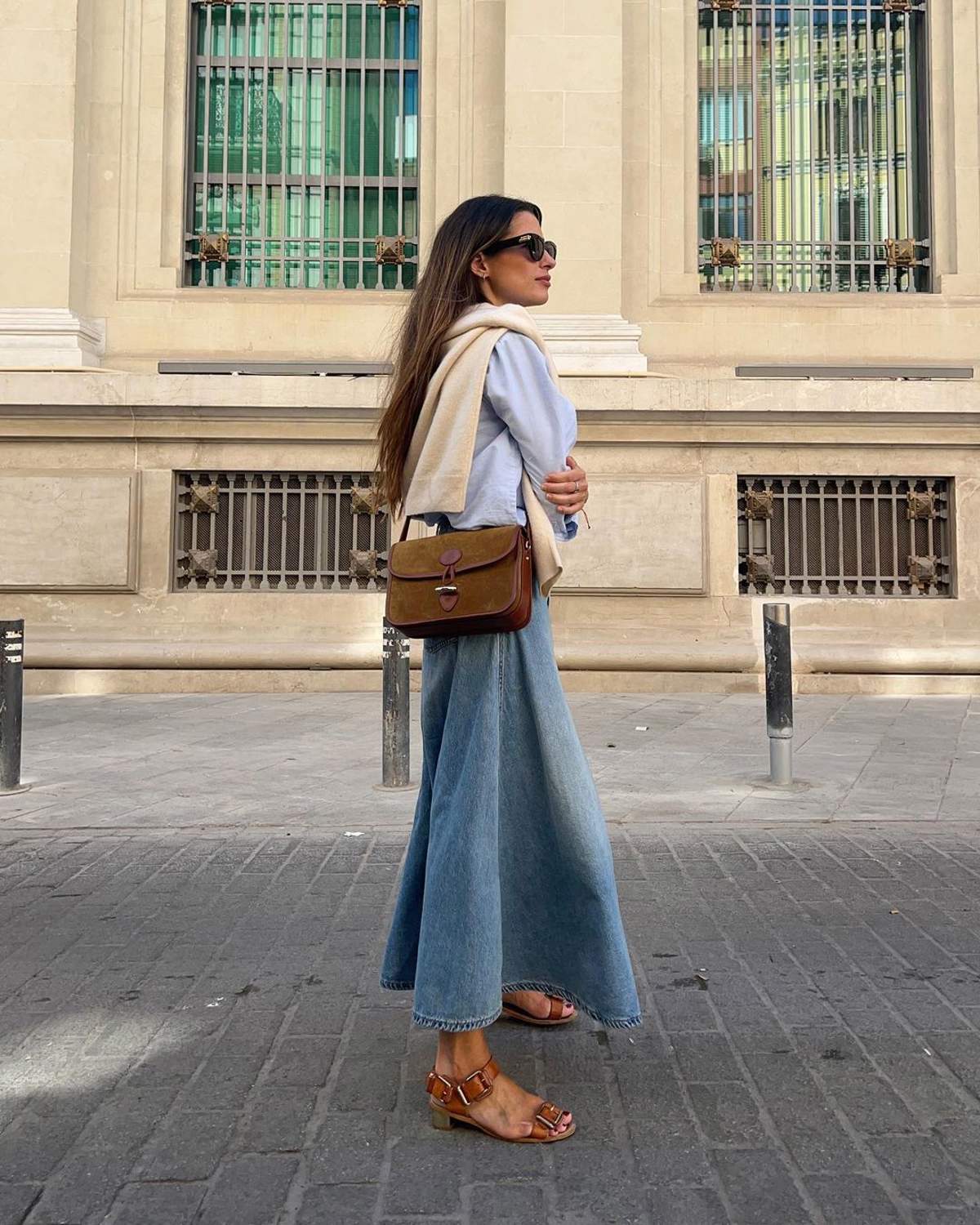 Cómo combinar falda vaquera larga: con camisa y sandalias