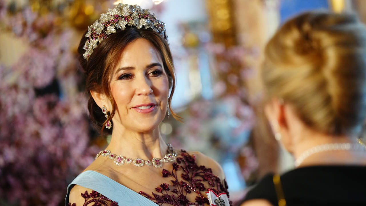 Mary de Dinamarca arrasa en la cena de gala en Suecia: un gran despliegue de quilates y elegancia como reina