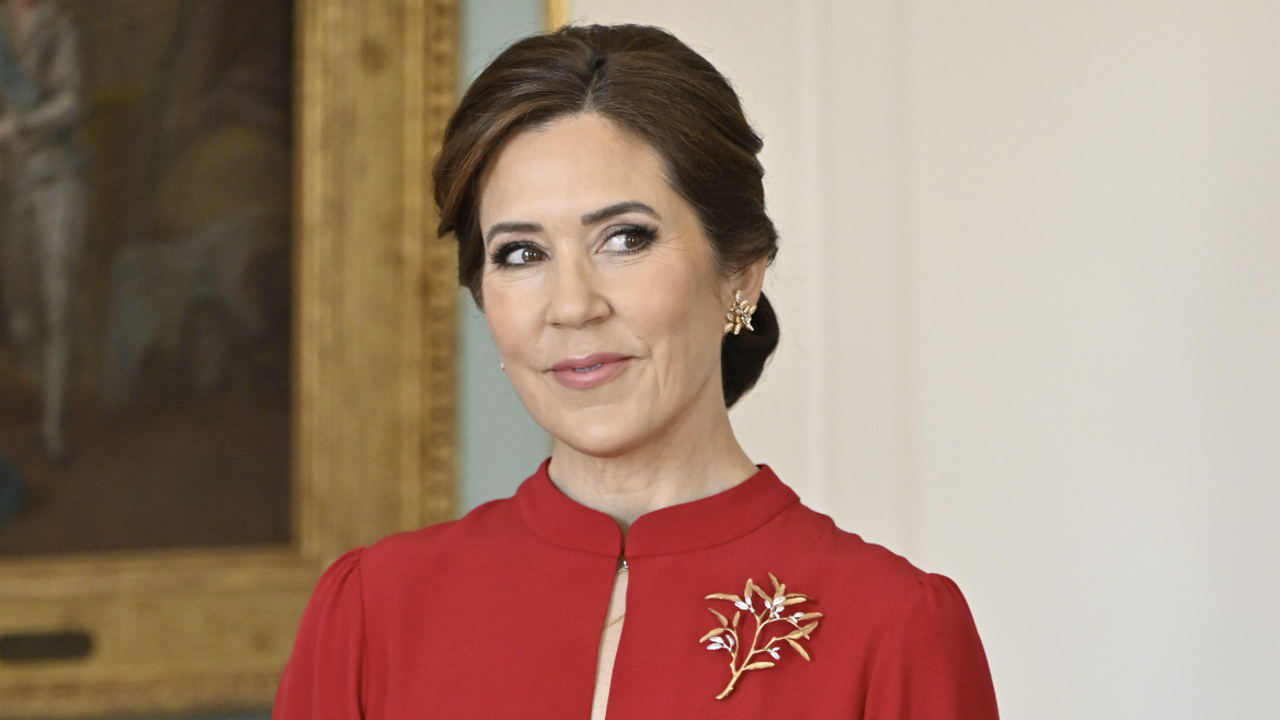 El look de invitada perfecta de Mary de Dinamarca es rojo, de largo midi y lleva capa: Las imágenes de su nueva aparición en Suecia