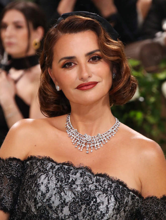 Penélope Cruz Deslumbra En La Met Gala 2024 Con Un Vestido Que Tardó En Crearse Más De 500 Horas 5065