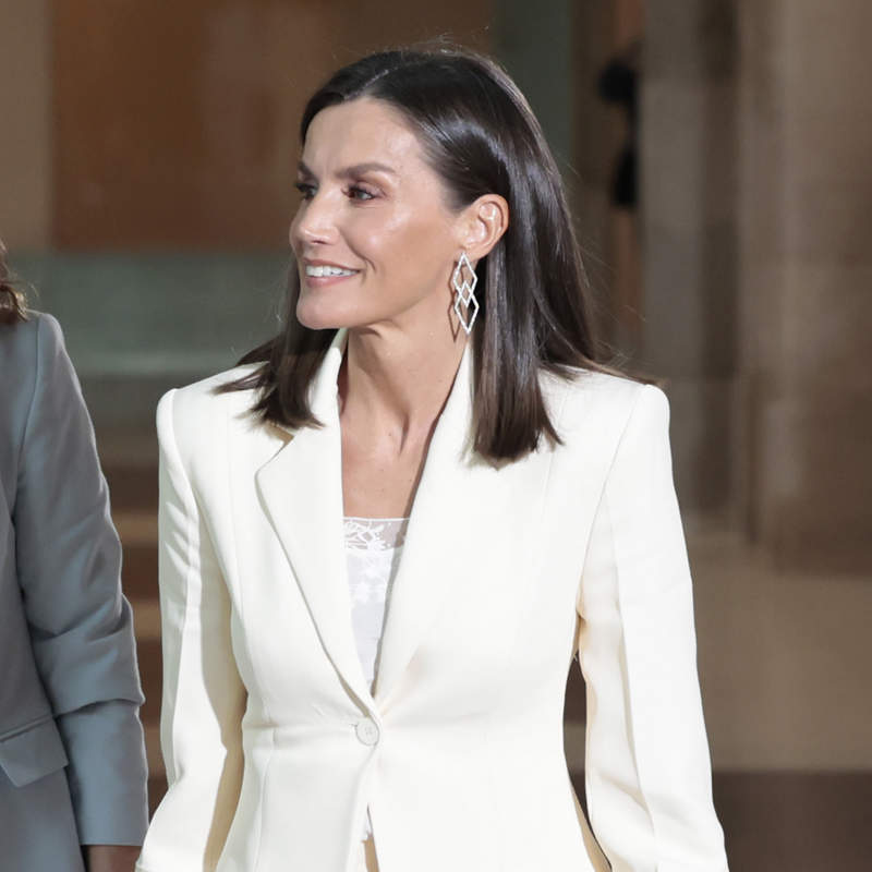 La reina Letizia es inspiración para mujeres +50 reinventando su traje blanco favorito con pendientes XL y zapatillas ligeras
