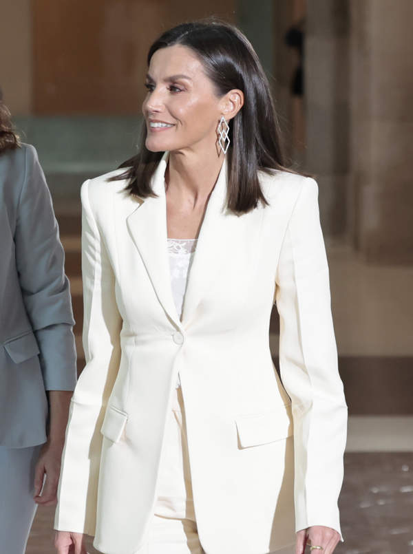 La reina Letizia es inspiración para mujeres +50 reiventando su traje blanco favorito con lencero y zapatillas ligeras