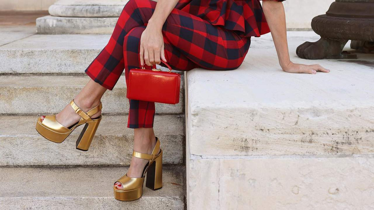 10 sandalias con plataforma que llevarán las invitadas de verano más elegantes: estilizan y sujetan bien el pie