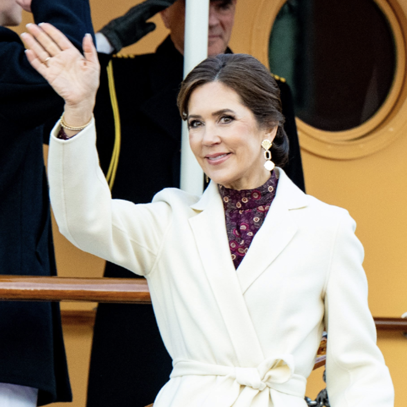 El misterioso y último look de Mary de Dinamarca: vestido de flores y taconazos en su adiós a Suecia