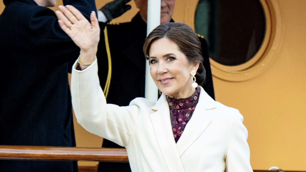 El misterioso y último look de Mary de Dinamarca: vestido de flores y taconazos en su adiós a Suecia
