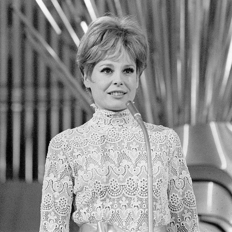 El controvertido (y moderno) pijama con el que Laura Valenzuela presentó Eurovisión en 1969
