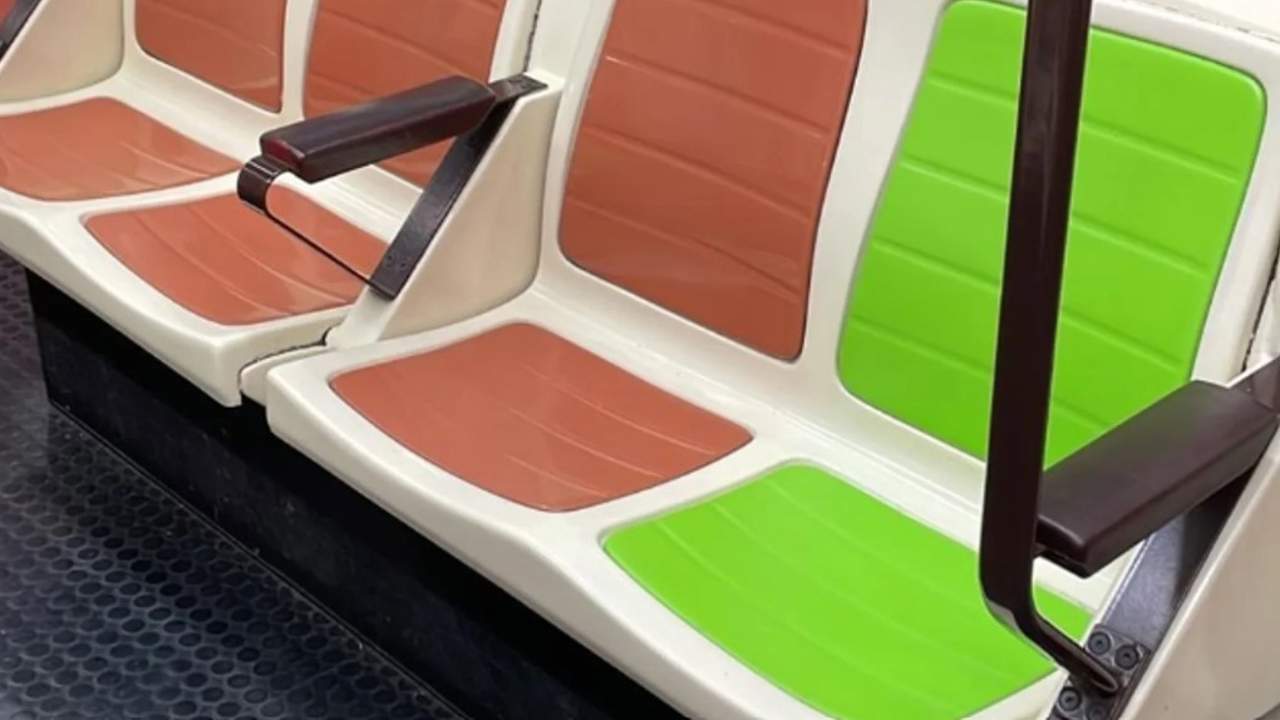 El misterioso asiento verde que ha sorprendido a los viajeros del Metro de Madrid esta semana 