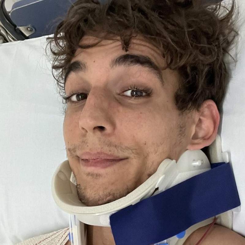 Miguel Herrán, inmovilizado y con collarín, reaparece desde el hospital tras sufrir un aparatoso accidente de moto 