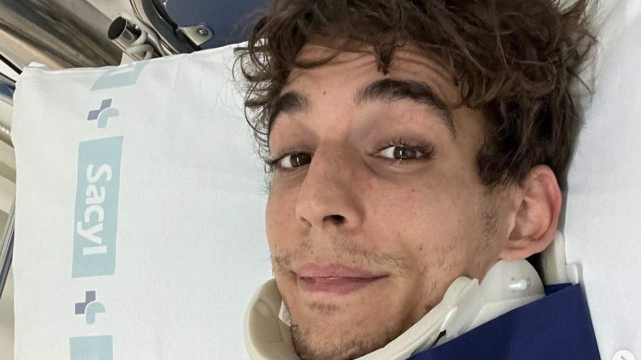 Miguel Herrán, inmovilizado y con collarín, reaparece desde el hospital tras sufrir un aparatoso accidente de moto 
